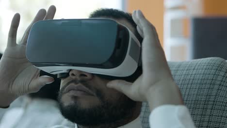 Glücklicher-Junger-Mann-Im-VR-Headset